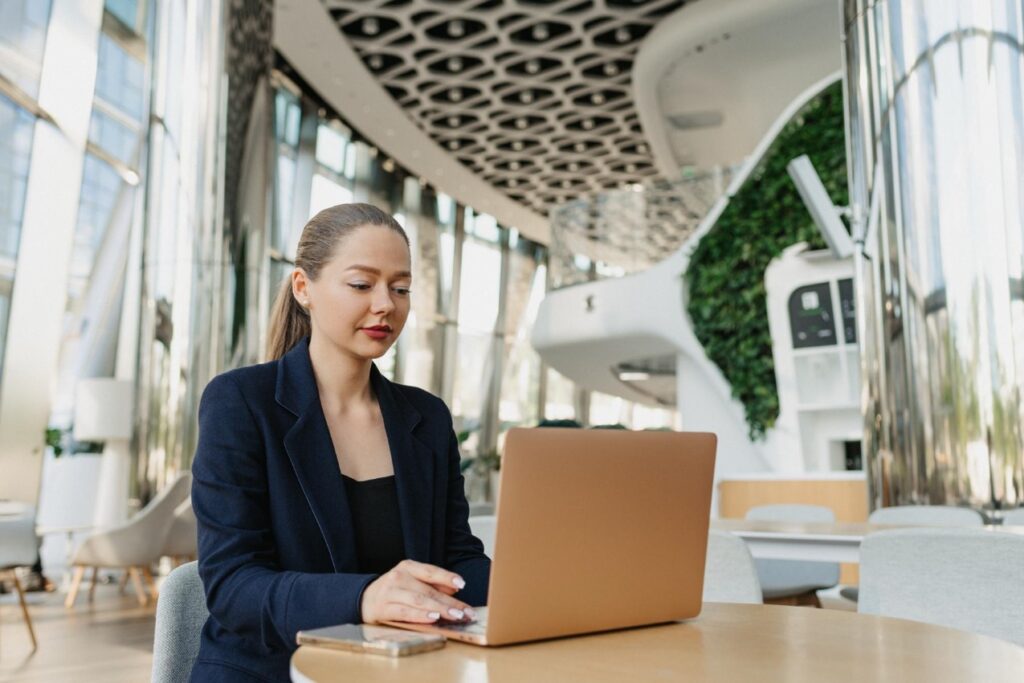 Charakterystyczna srebrna obudowa wszystkich wariantów HP EliteBook 840 G11 to nieprzypadkowy element.
