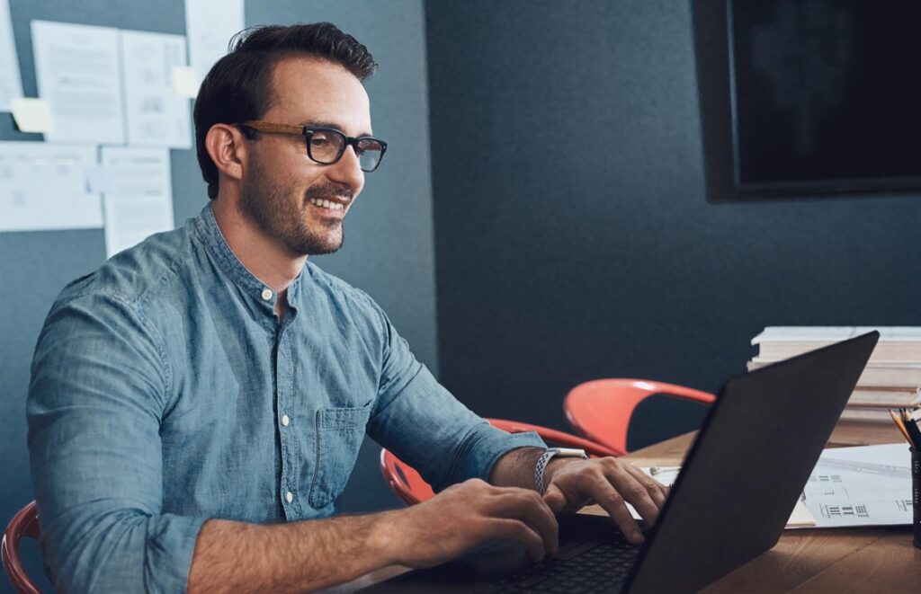 Rynek laptopów biznesowych przechodzi transformację, w której granica między sprzętem profesjonalnym a konsumenckim ulega zatarciu